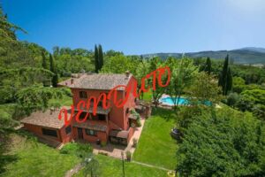GIOVE (TR). CASALE CON PARCO E PISCINA